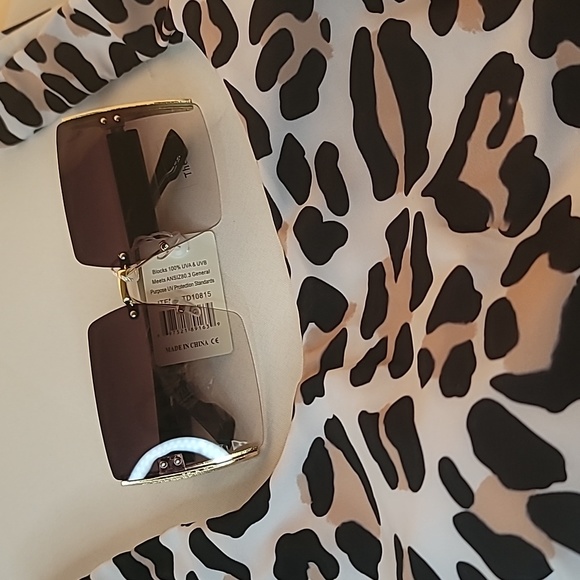 NWT LEOPARD ONE PIECE BATHING SUIT + NWT The Day Fashion Sunglasses - Picture 8 of 16